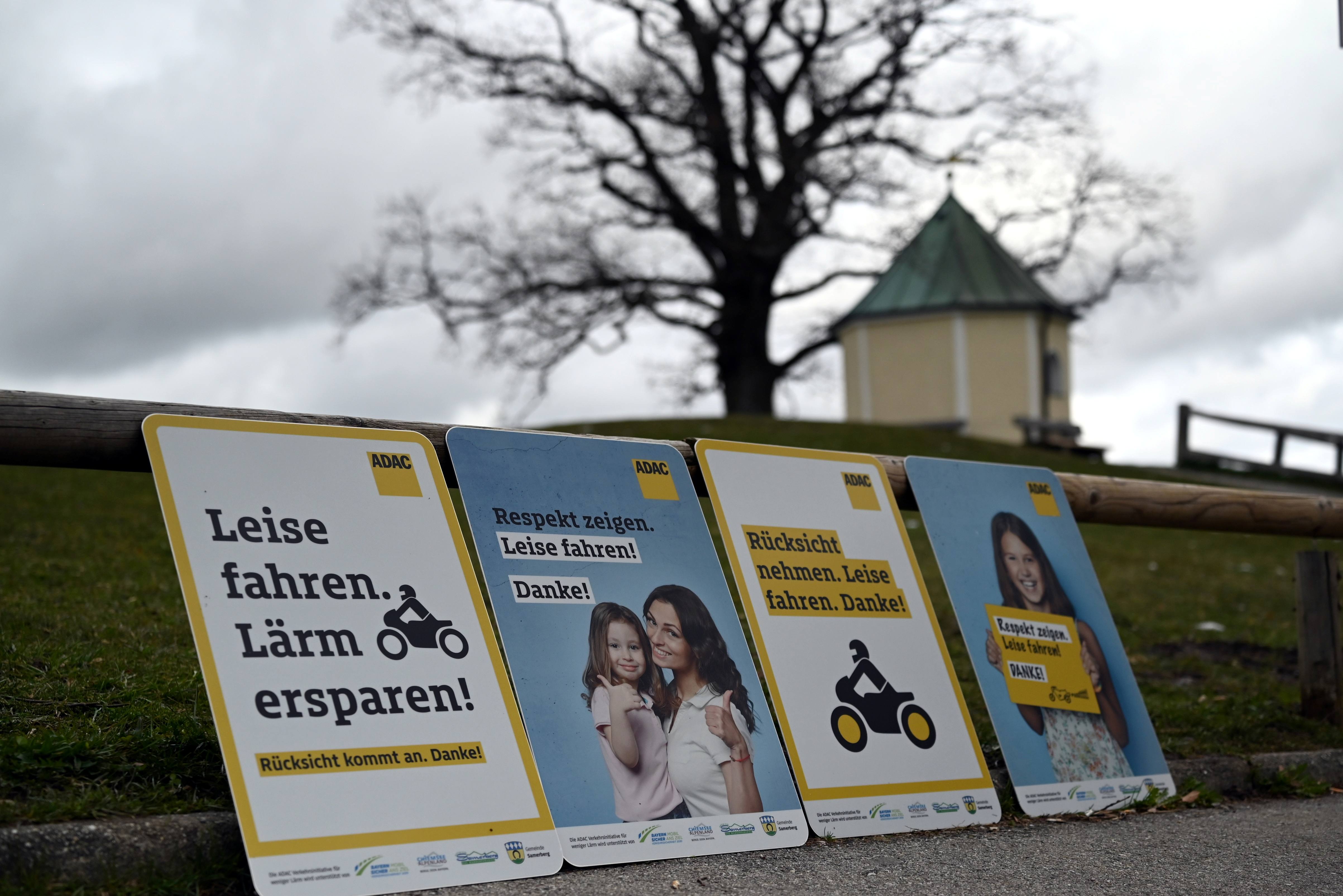 ADAC Beschilderung gegen Motorradl&auml;rm