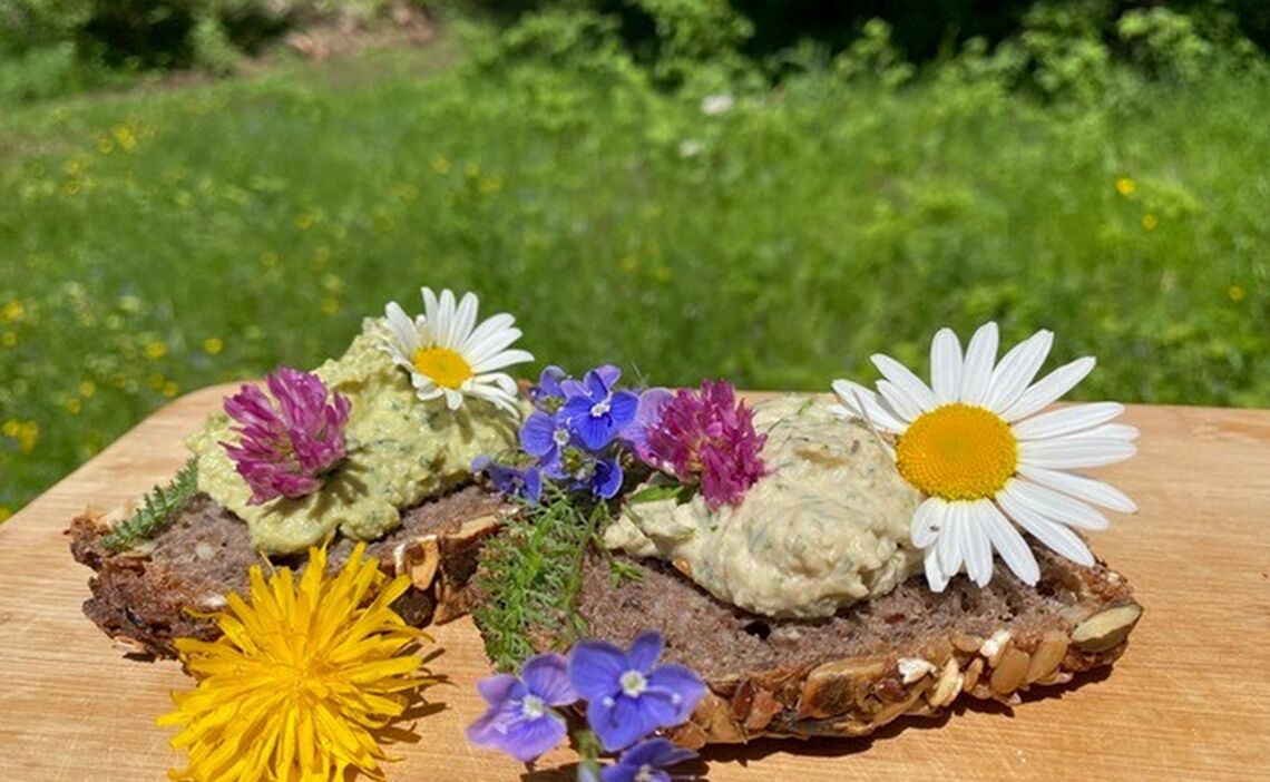 Wildkräuterküche Blütenbrot2
