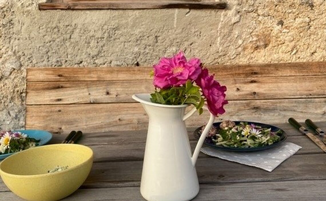 Wildkräuterküche Tisch