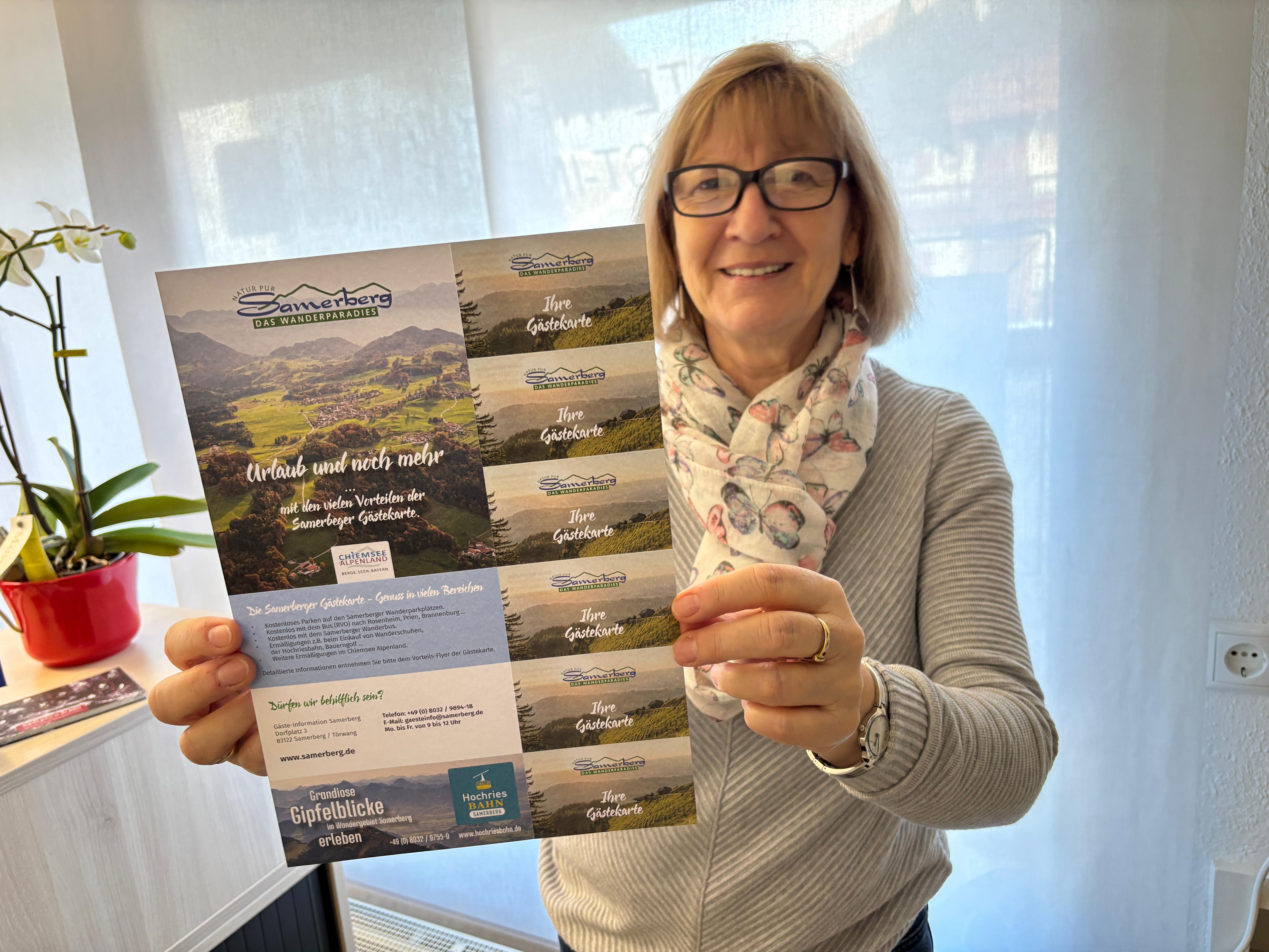 Vroni Huber überreicht die Gästekarte