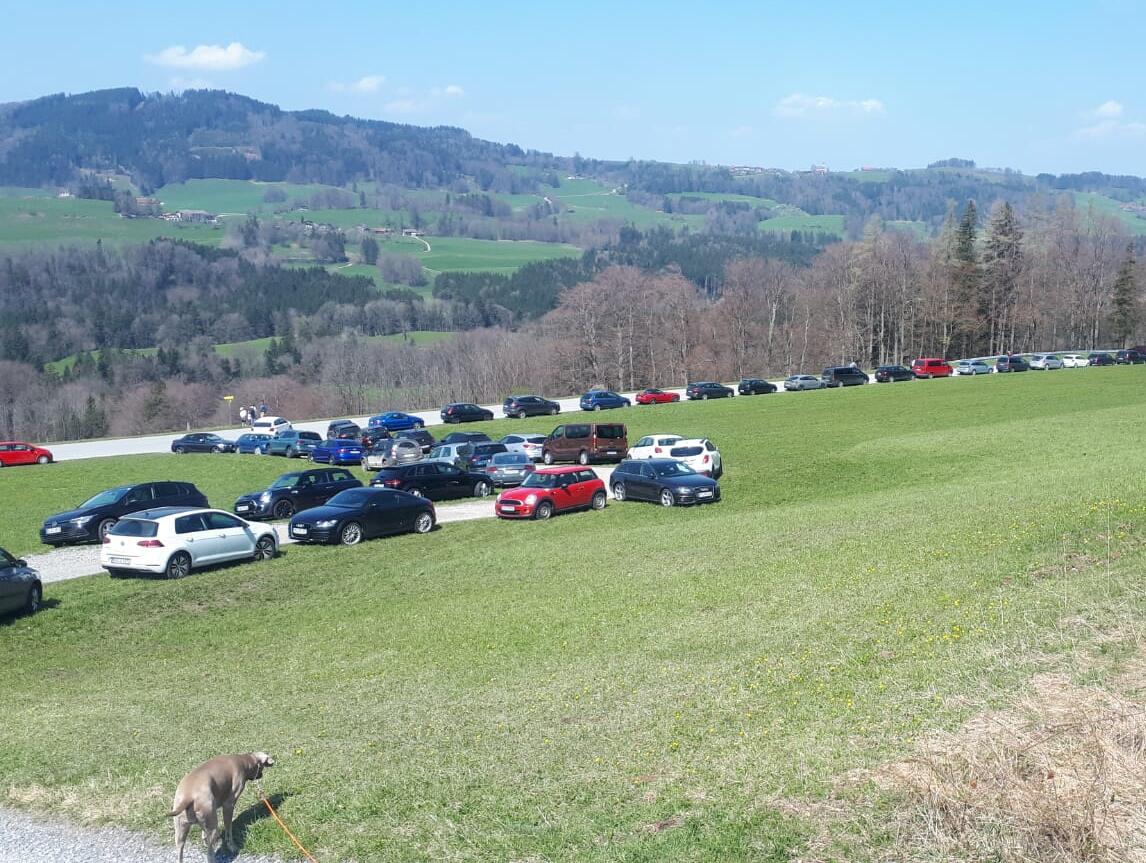 Parkende Autos bei Schweibern