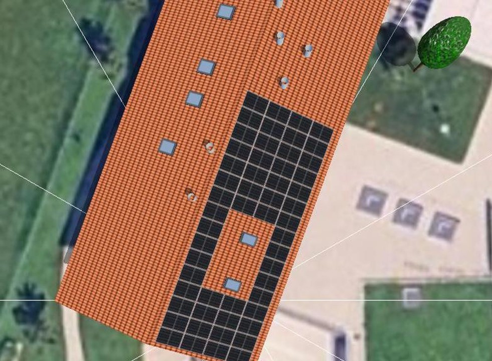 Das Bild zeigt eine PV Anlage auf dem Dach des Kindergartens