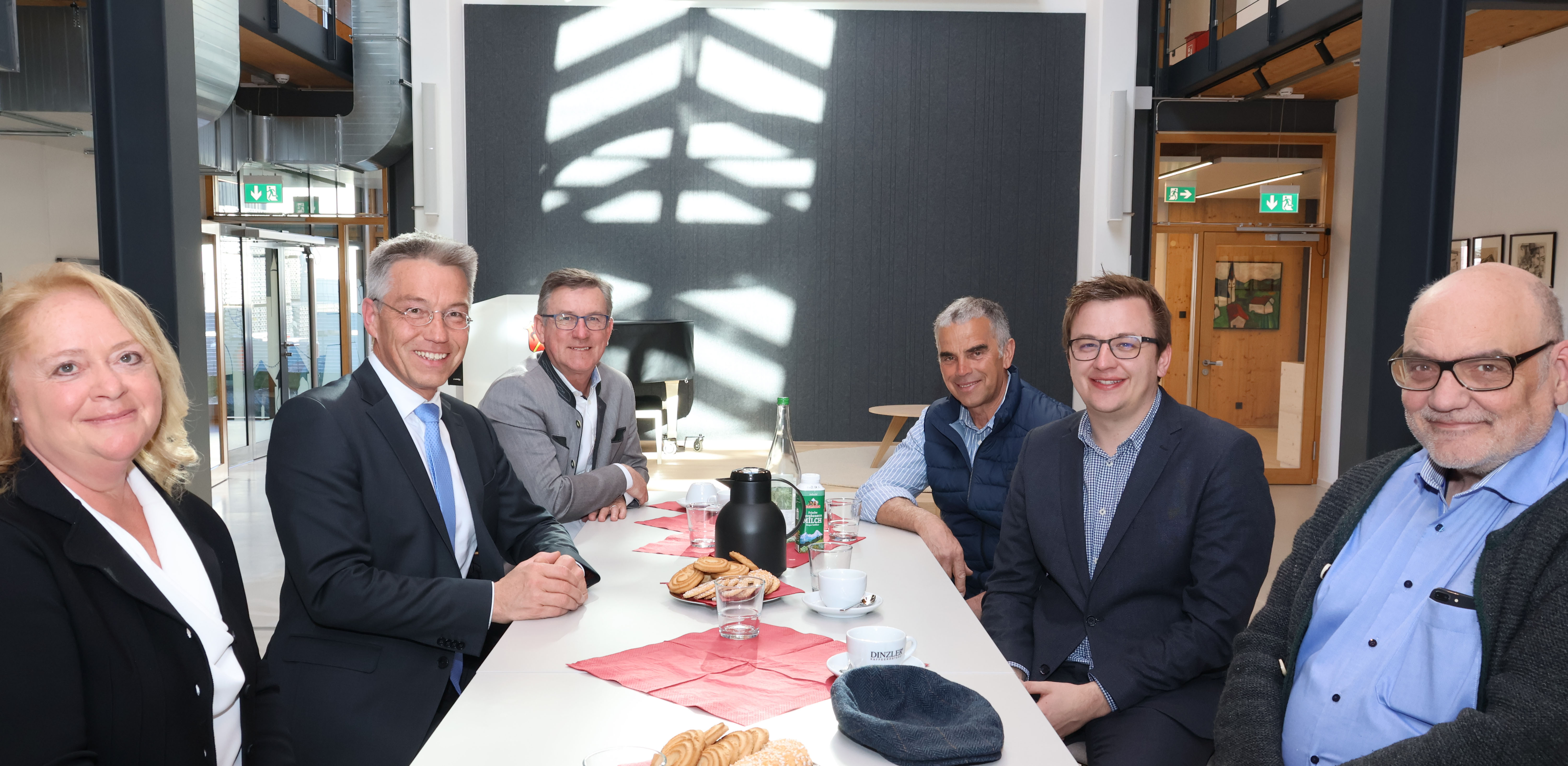 Bernadette Scheffter im Rathaus von Neubeuern im Austausch mit Landrat und BGM