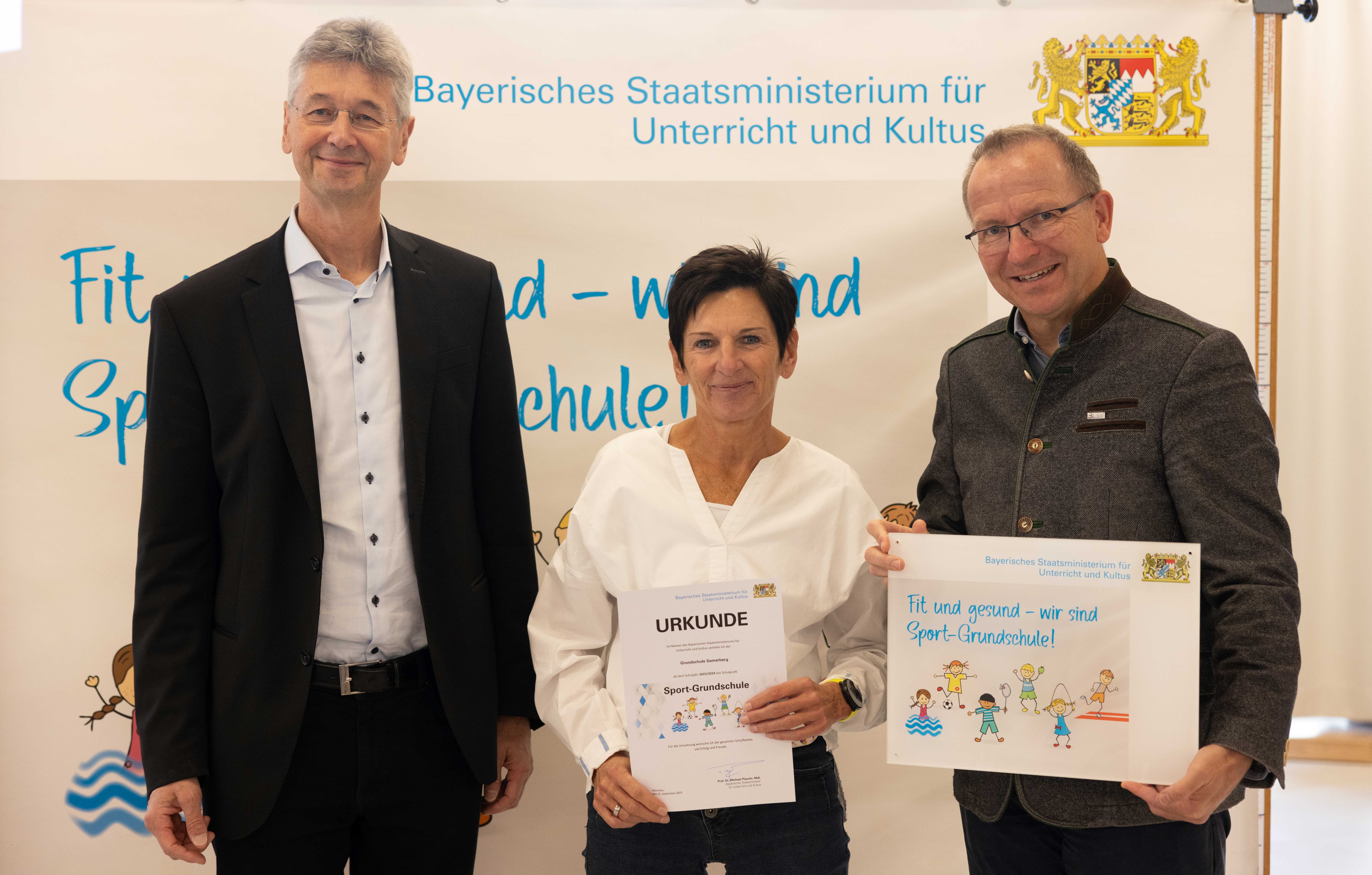 Samerbergs Schulleiterin erh&auml;lt die Urkunde Sportschule