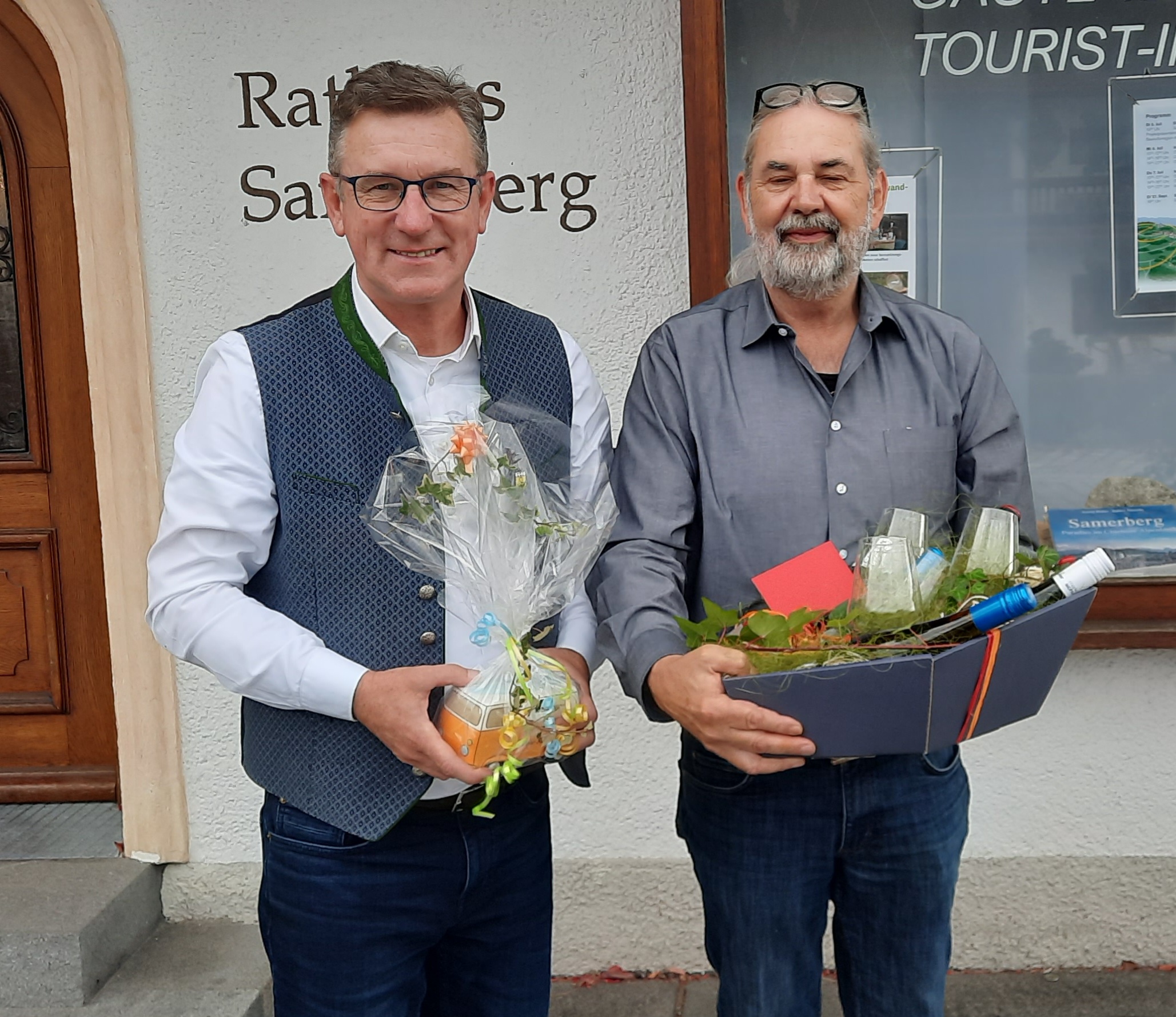 Werner Fuchs bei der Verabschidung vor dem Samerberger Rathaus